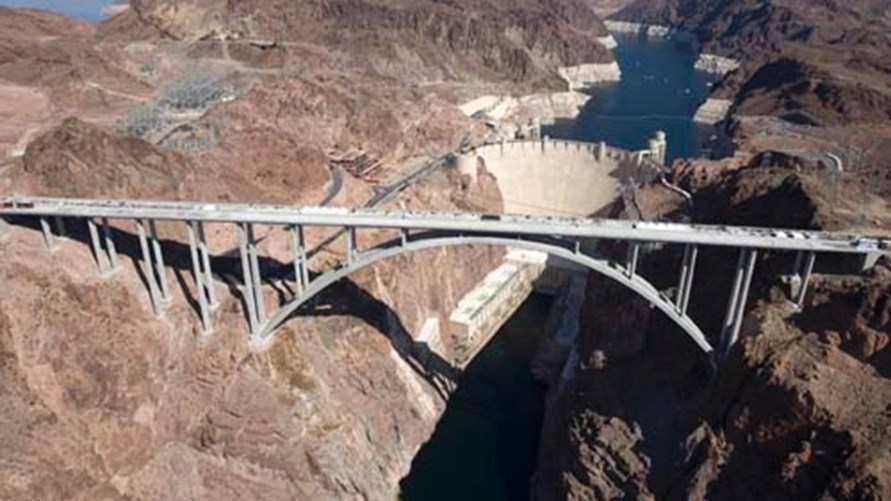 Οπλισμένος άνδρας έχει μπλοκάρει την κυκλοφορία στην γέφυρα Χούβερ Νταμ του Λας Βέγκας – ΤΩΡΑ