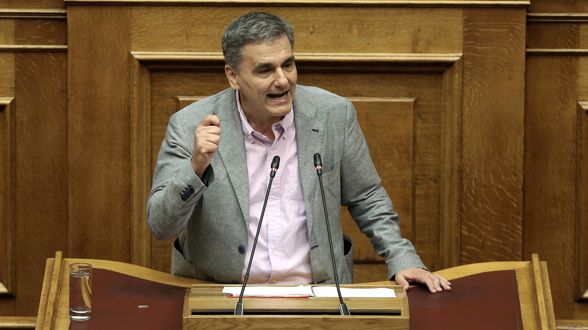 Το ποίημα του Τσακαλώτου από το βήμα της Βουλής – Απήγγειλε στα αγγλικά στίχους του Ουίλιαμ Μπλέικ – ΒΙΝΤΕΟ