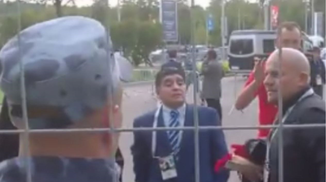 Συνέβη και αυτό – Σεκιούριτι έριξαν πόρτα στον Μαραντόνα γιατί δεν τον αναγνώρισαν – ΒΙΝΤΕΟ