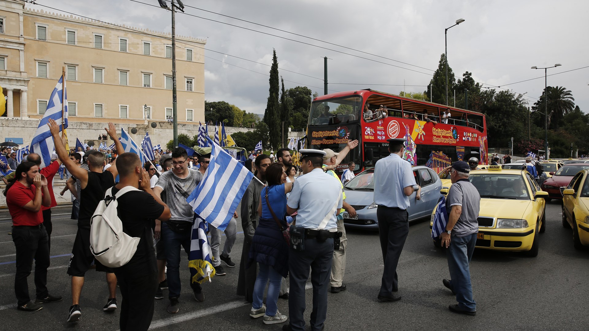 Κλειστή η Αμαλίας – Σε εξέλιξη συλλαλητήριο στο Σύνταγμα για τη Μακεδονία – ΤΩΡΑ – ΦΩΤΟ