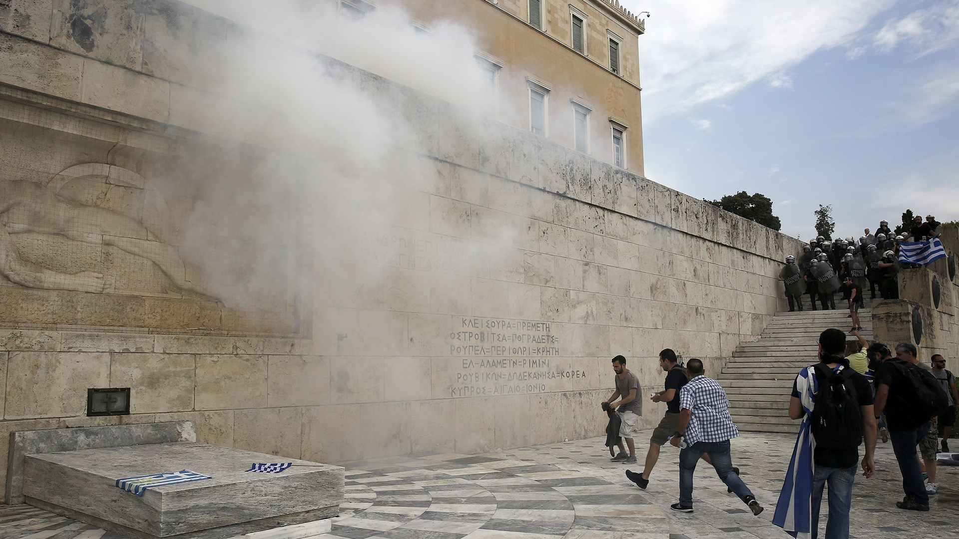 Νέα ένταση στο Σύνταγμα – Τραυματίστηκε ένας διαδηλωτής – ΤΩΡΑ