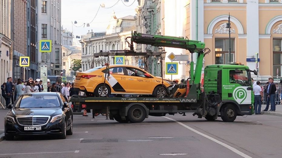 Βίντεο που σοκάρει – Η στιγμή που το ταξί πέφτει πάνω σε φιλάθλους στη Μόσχα