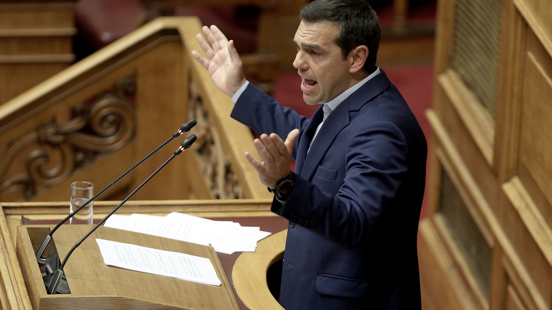 Ανταπέδωσε την παρατήρηση ο Τσίπρας: Μην παίζετε με το κινητό σας κ. Μητσοτάκη – ΒΙΝΤΕΟ