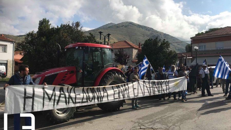 Με ελληνικές και μαύρες σημαίες οι κάτοικοι στις Πρέσπες – ΦΩΤΟ – ΒΙΝΤΕΟ