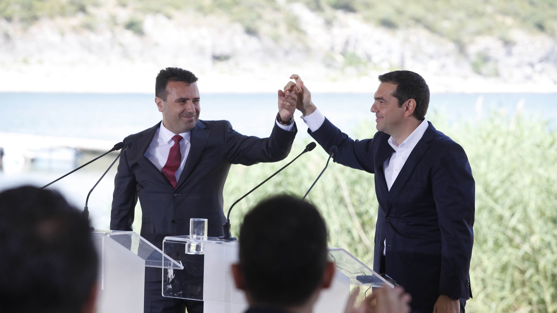 Υπεγράφη η συμφωνία για το Σκοπιανό στις Πρέσπες – Οι δηλώσεις Τσίπρα – Ζάεφ, οι selfies και η… γραβάτα