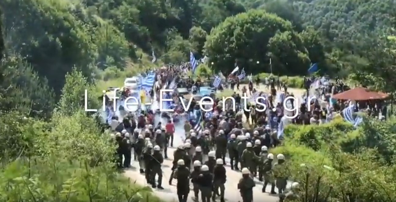 Νέα ένταση στις Πρέσπες μεταξύ ΜΑΤ και διαδηλωτών – ΦΩΤΟ – ΒΙΝΤΕΟ