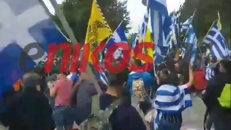 “Μάχη” διαδηλωτών-αστυνομικών στο Πισοδέρι Πρεσπών – Σοβαρά επεισόδια με χημικά – ΒΙΝΤΕΟ αναγνώστη