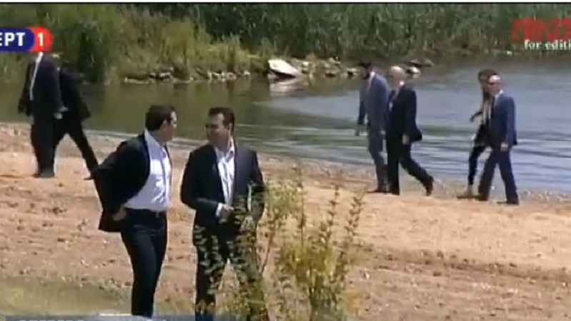 Ο πρώτος Έλληνας πρωθυπουργός που επισκέφθηκε την ΠΓΔΜ ο Τσίπρας – Η βόλτα με τον Ζάεφ μπροστά στη λίμνη – ΒΙΝΤΕΟ