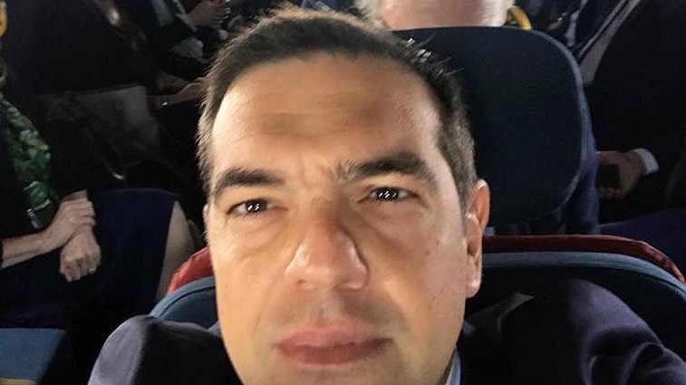 Η selfie του Τσίπρα μέσα στο ελικόπτερο προς Πρέσπες – ΦΩΤΟ