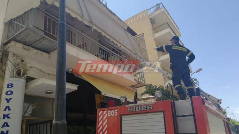 Γυναίκα έχασε την ισορροπία της και έπεσε στο μπαλκόνι- Επιχείρηση της πυροσβεστικής για να τη σώσουν- ΒΙΝΤΕΟ
