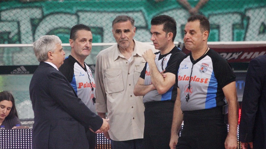 Παράπονα Ολυμπιακού για τη διαιτησία: «Το παιχνίδι δεν παίχτηκε στις τέσσερις γραμμές»