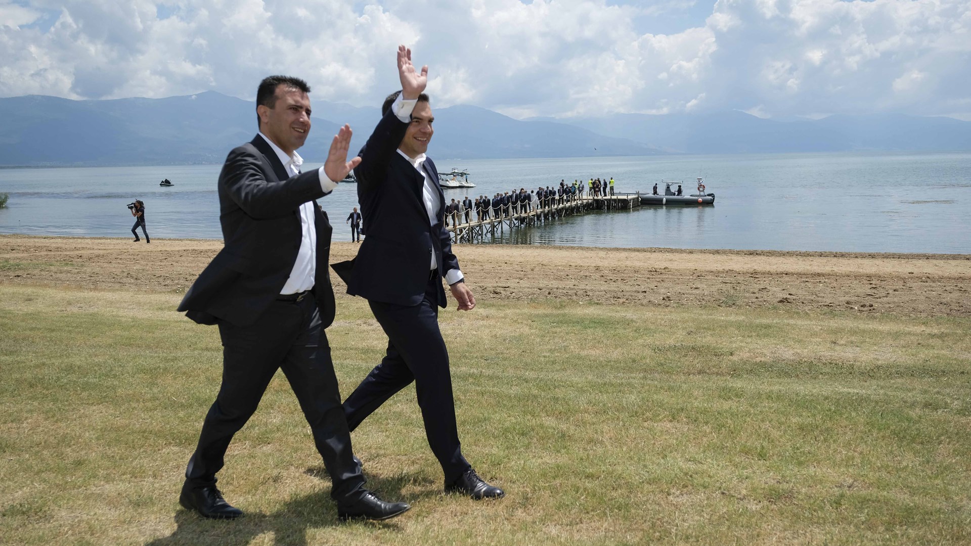 Ελλάδα και ΠΓΔΜ επισφραγίζουν το τέλος της διένεξης για το όνομα με την υπογραφή μιας ιστορικής συμφωνίας