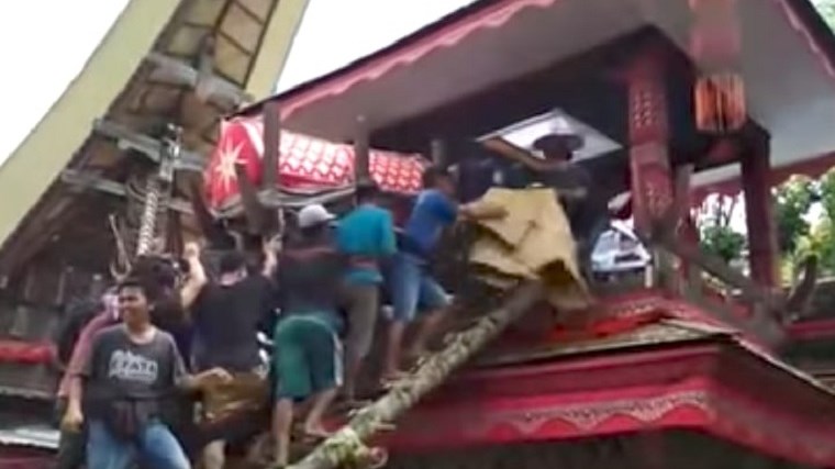 Τραγικό παιχνίδι της μοίρας – Τον σκότωσε το φέρετρο της μάνας του – ΒΙΝΤΕΟ