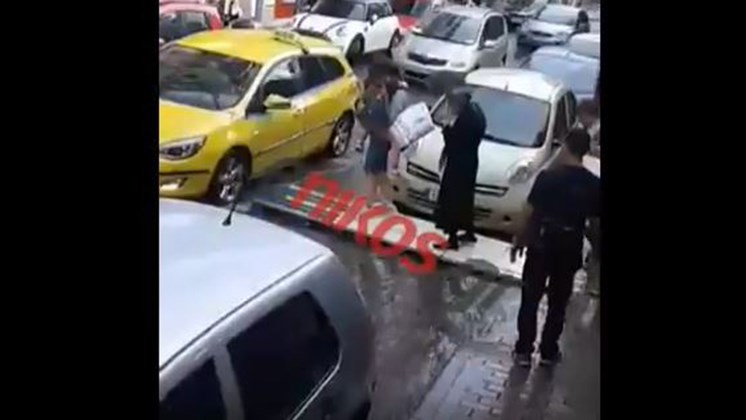 Καταρρακτώδης βροχή στα Πετράλωνα – Χρησιμοποιούν παλέτες για να περάσουν τον δρόμο – ΒΙΝΤΕΟ αναγνώστη – ΤΩΡΑ