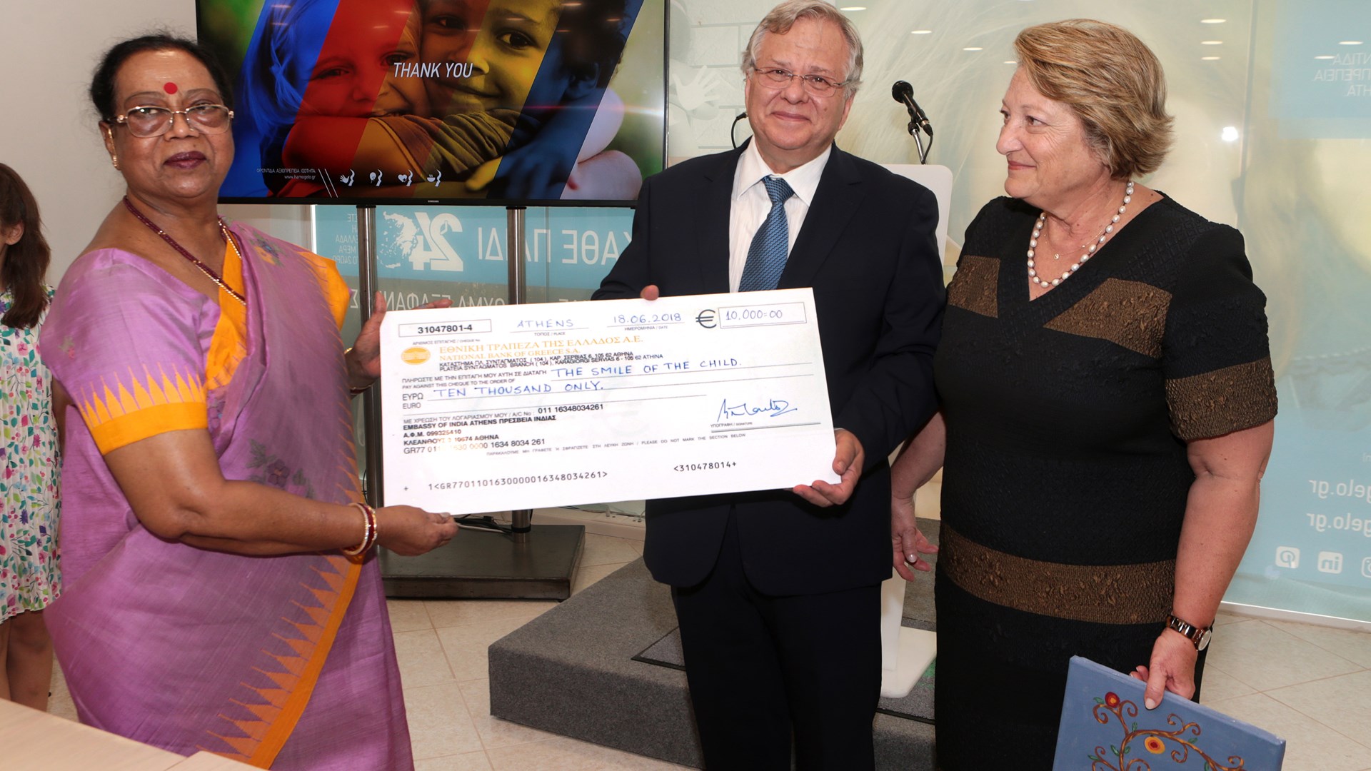 Στο “Χαμόγελο του Παιδιού” η σύζυγος του Προέδρου της Ινδίας – Προσέφερε χρηματική επιταγή