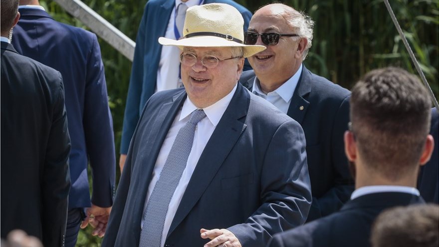 Κοτζιάς: Και τι θέλουνε;  Θέλουνε να εισβάλει η χώρα στα Σκόπια;