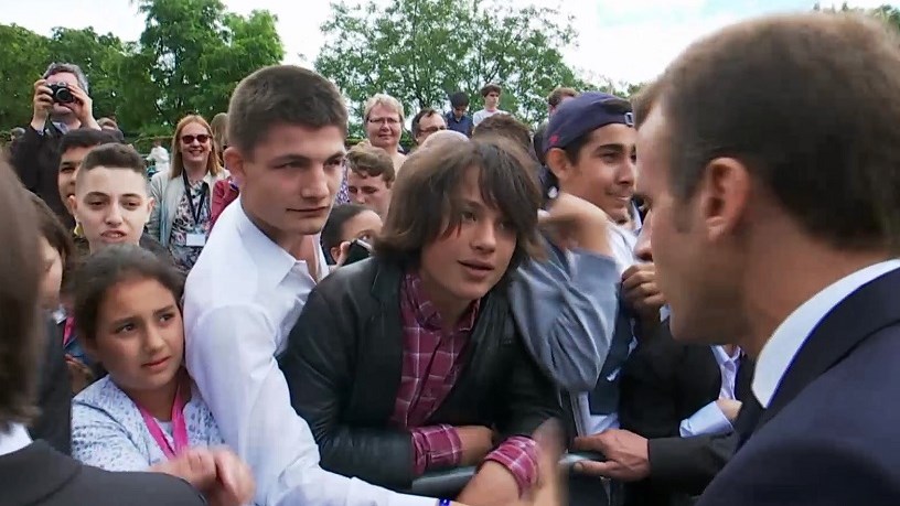 Έξαλλος ο Μακρόν με μαθητή που τον αποκάλεσε “Μανού”: Θα με λες κ. Πρόεδρε – ΒΙΝΤΕΟ