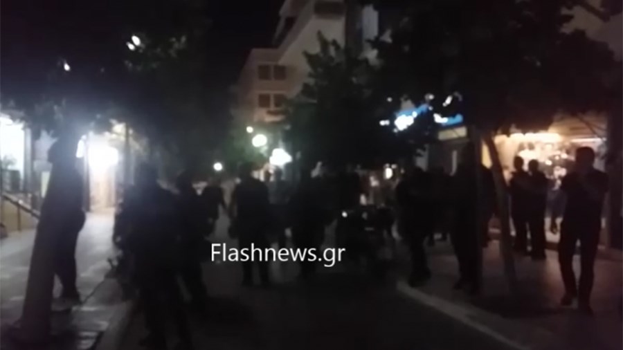 Νέες εικόνες από την ένταση και τις αποδοκιμασίες έξω από τα γραφεία των ΑΝΕΛ στα Χανιά: “Προδότες, ξεφτιλισμένοι, όλα για την καρέκλα”