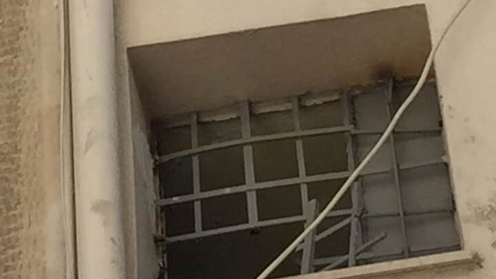 Αυτό είναι το παράθυρο του αστυνομικού τμήματος από το οποίο έγιναν… “καπνός” διαρρήκτες, άσσοι στην αναρρίχηση- ΒΙΝΤΕΟ – ΦΩΤΟ