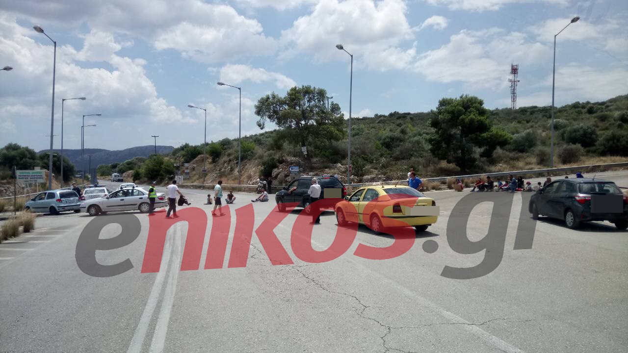 Καθιστική διαμαρτυρία προσφύγων στην παλιά εθνική οδό στο ύψος των Ναυπηγείων Ελευσίνας – ΦΩΤΟ αναγνώστη