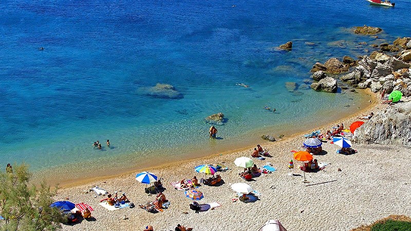 Αυτές είναι οι παραλίες “διαμάντια” μια ανάσα από την Αθήνα και…δωρεάν