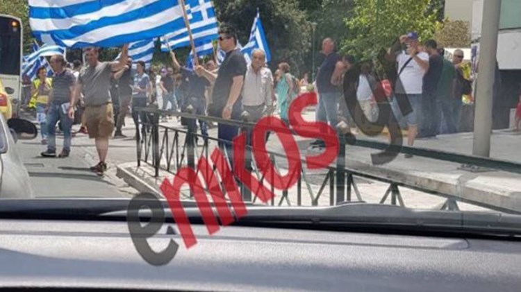 Συγκέντρωση διαμαρτυρίας και συμπαράστασης οπαδών του Σώρρα έξω από τη ΓΑΔΑ – ΦΩΤΟ αναγνώστη