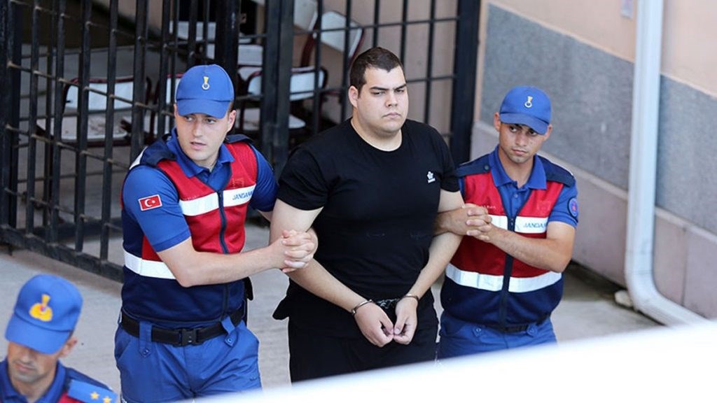 Νέες εικόνες από τους Έλληνες στρατιωτικούς κατά τη μεταγωγή τους στο δικαστήριο – ΦΩΤΟ