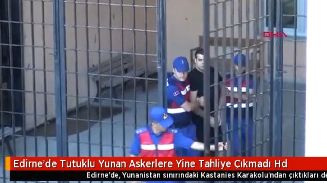 Πώς είναι οι δύο Έλληνες στρατιωτικοί μετά από 111 μέρες στις τουρκικές φυλακές – ΒΙΝΤΕΟ από τη μεταγωγή τους στο δικαστικό μέγαρο