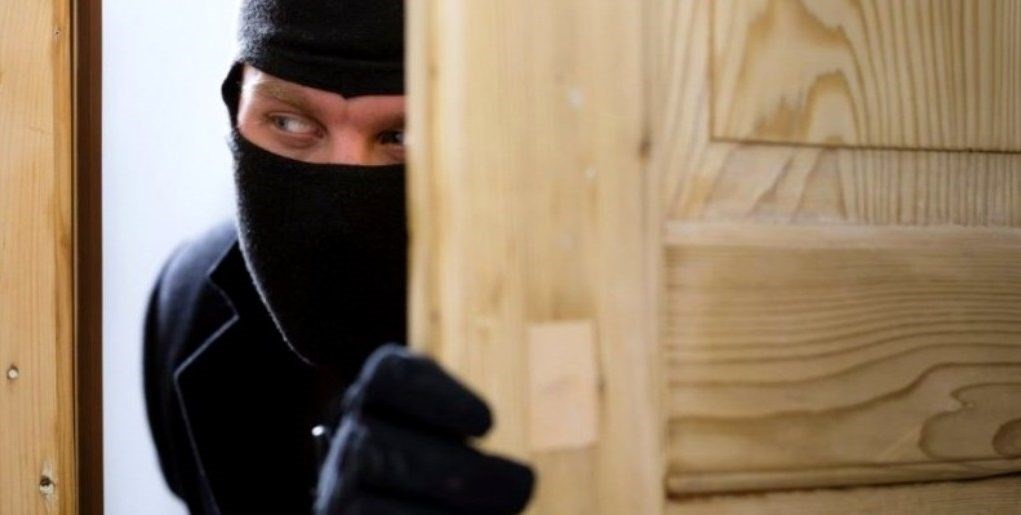 Διαρρήκτης ετών 19 έκανε “ντου” σε διαμέρισμα και έφυγε ντυμένος…”γαμπρός”