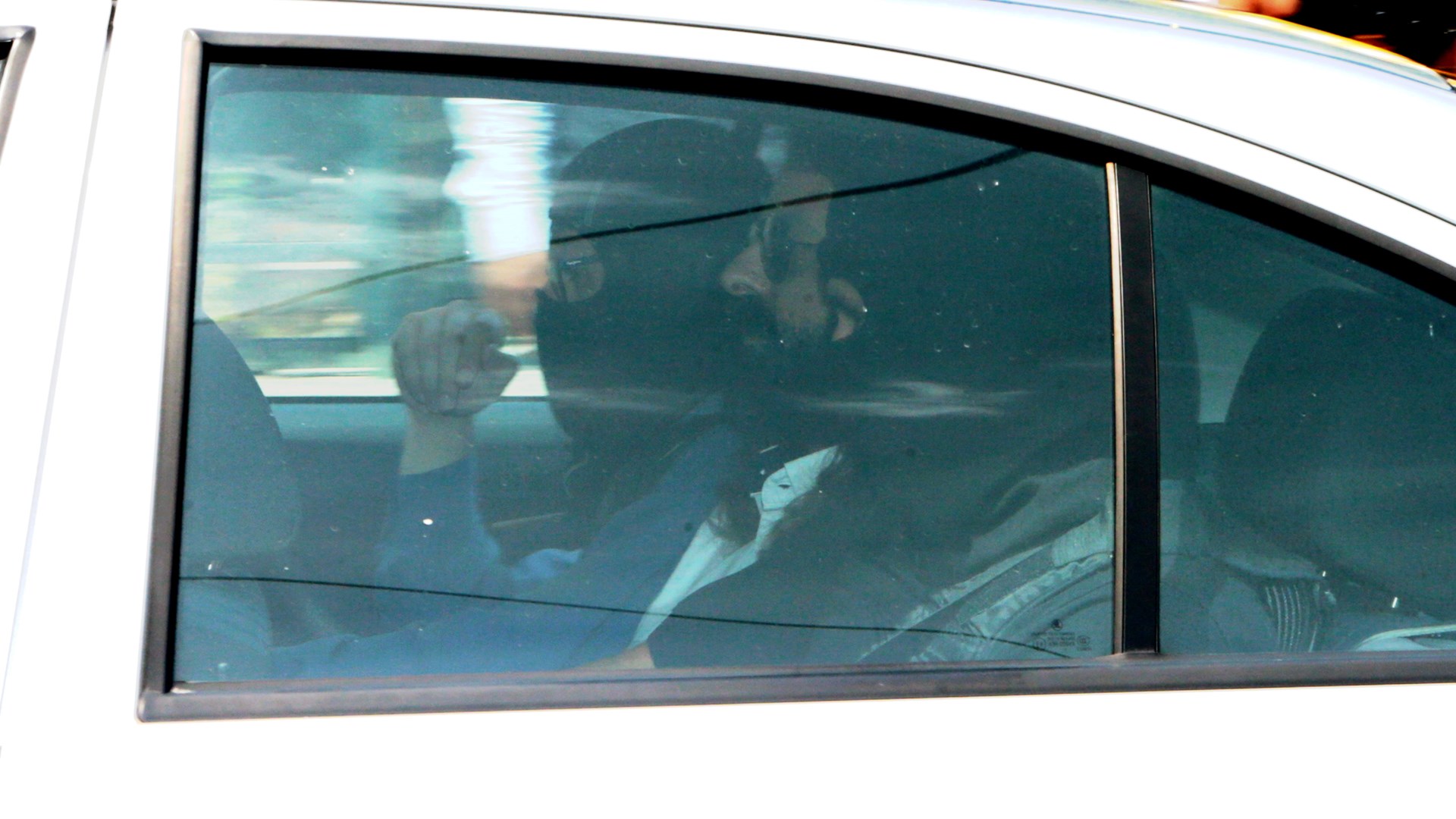 Ενώπιον του ανακριτή ο Μπαρμπαρούσης – Τον χειροκρότησαν υποστηρικτές του – ΒΙΝΤΕΟ