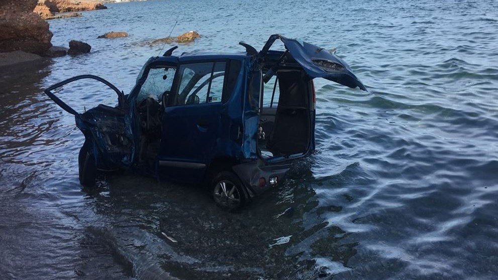 Επιχείρηση για τον απεγκλωβισμό γυναίκας που έπεσε με το αυτοκίνητό της στη θάλασσα