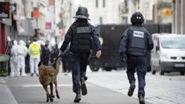 Συναγερμός στη Γαλλία: Ημίγυμνος άντρας επιχείρησε να επιτεθεί σε περαστικούς με μαχαίρι