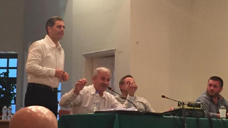 Ο Αλέξανδρος Μπουρδούμης εισέβαλε στο δημοτικό συμβούλιο του Αιγίου – ΦΩΤΟ