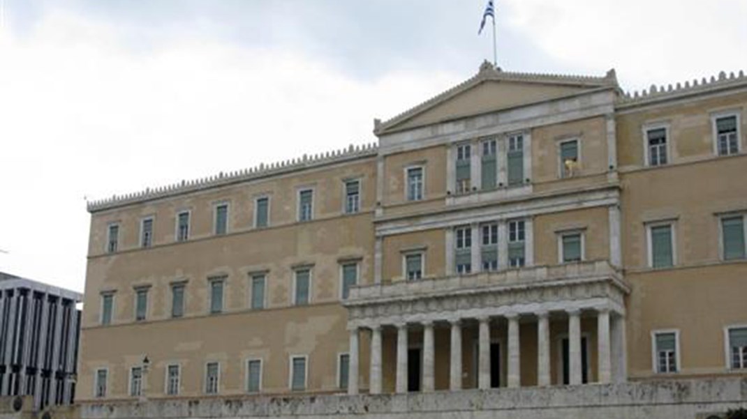 Την συνέλαβαν στη Βουλή για ακάλυπτες επιταγές