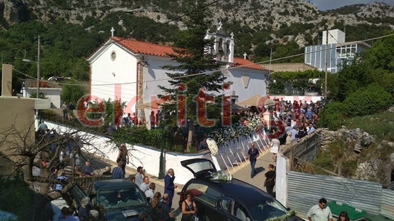 Αβάσταχτος ο πόνος στην κηδεία της 16χρονης Χριστίνας – Συντετριμμένη η οικογένεια του γνωστού επιχειρηματία της Κρήτης – ΦΩΤΟ