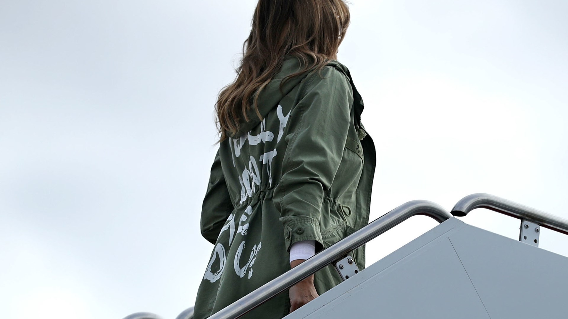 Σάλο προκάλεσε η ενδυματολογική επιλογή της Μελάνια Τραμπ κατά την επίσκεψή της σε κέντρο κράτησης παιδιών μεταναστών στο Τέξας – ΦΩΤΟ