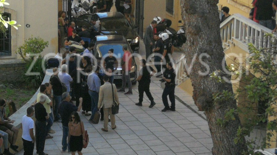 Η στιγμή που οδηγούνται στον ανακριτή τα δύο αδέλφια για τη δολοφονία του 70χρονου κτηνοτρόφου – ΒΙΝΤΕΟ