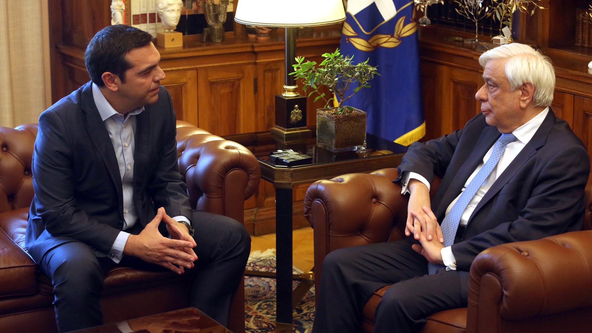 Ο διάλογος Τσίπρα-Παυλόπουλου για την απόφαση του Eurogroup και η ατάκα για τη γραβάτα – Κοινή συνεδρίαση ΚΟ ΣΥΡΙΖΑ και ΑΝΕΛ στο Ζάππειο – ΒΙΝΤΕΟ