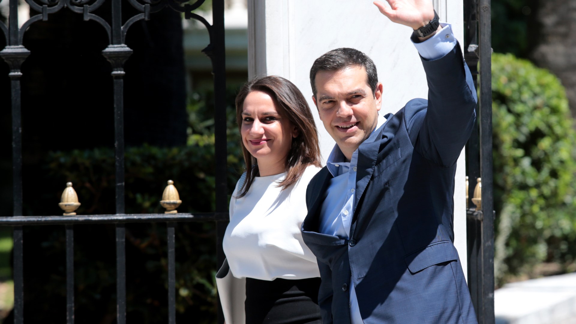 Τσίπρας σε δημοσιογράφους: Θα φορέσω γραβάτα όταν… τη βρω