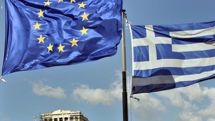 Le Monde: Χάρη στο κουράγιο των Ελλήνων και του Τσίπρα, η Ελλάδα επέζησε