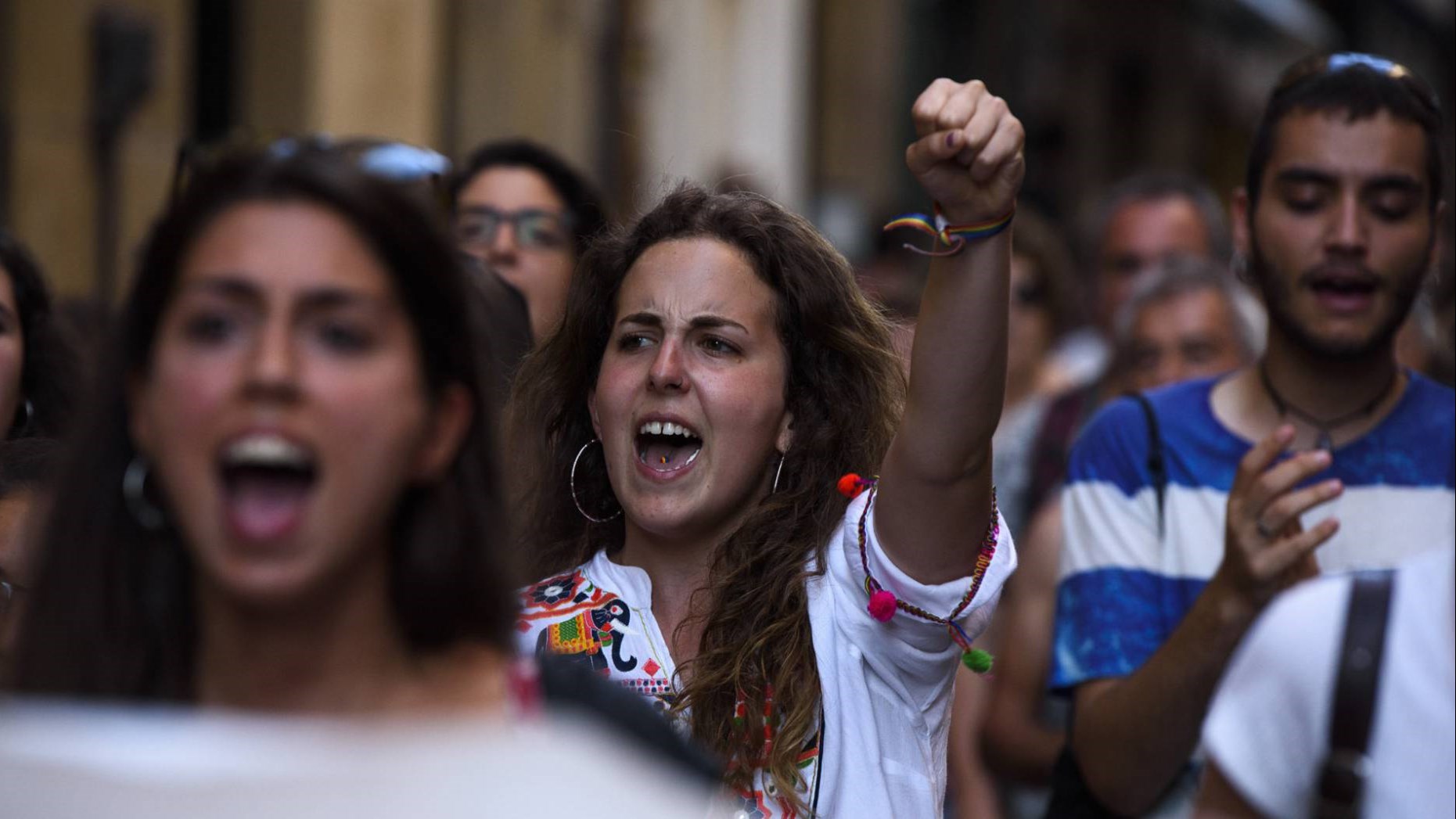 Οργή στην Ισπανία  για την επικείμενη αποφυλάκιση πέντε ανδρών που κατηγορήθηκαν για τον ομαδικό βιασμό 18χρονης