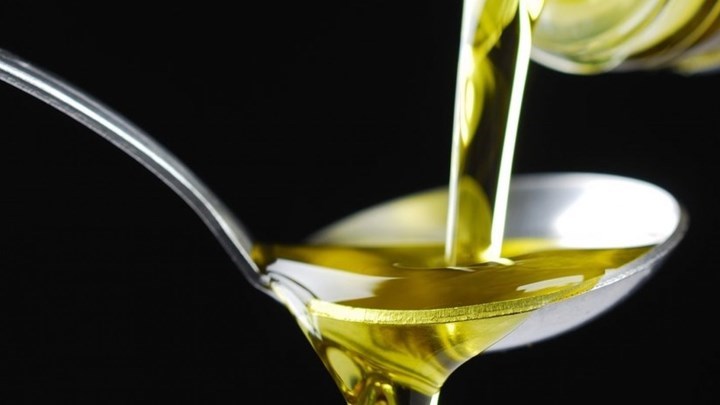 Γιατί πρέπει να καταναλώνουμε μία κουταλιά ελαιόλαδο καθημερινά