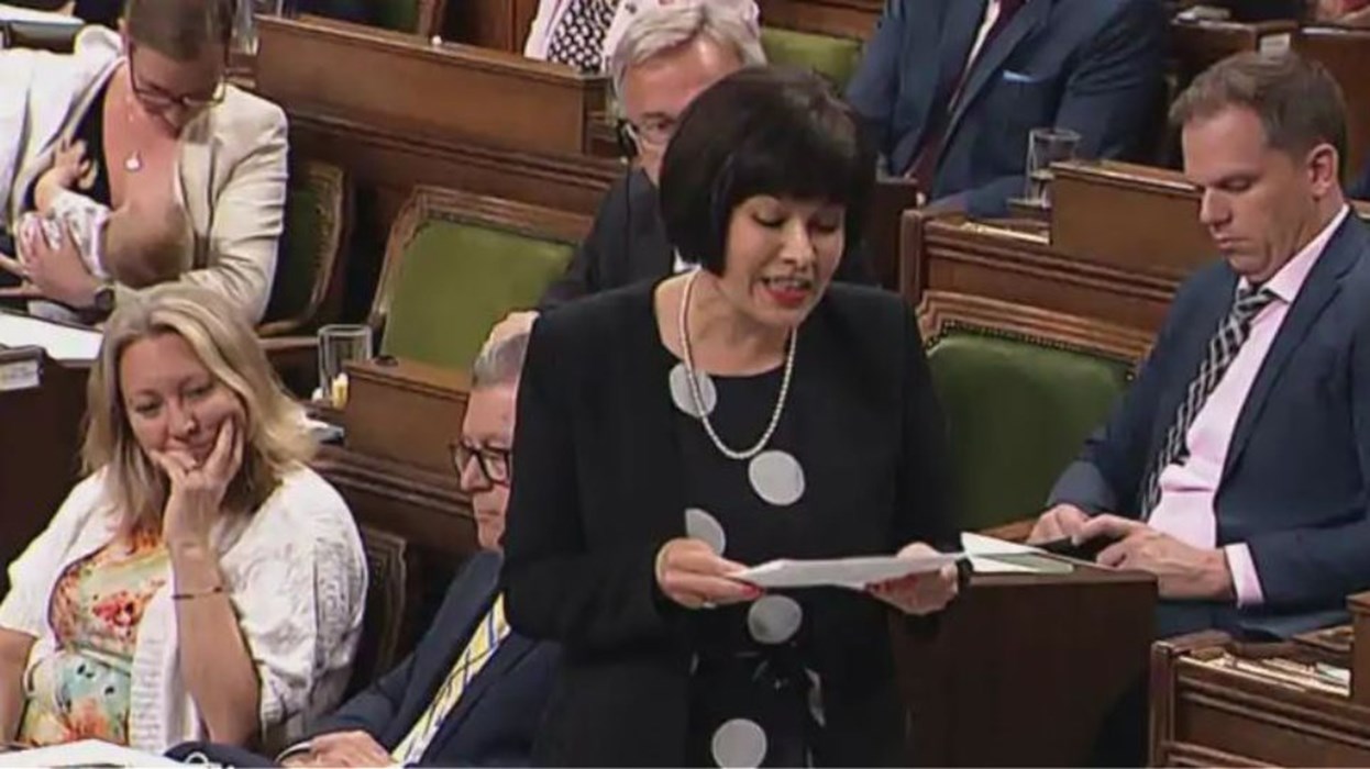 Καναδή υπουργός θηλάζει το μωρό της κατά την διάρκεια συνεδρίασης στην βουλή – ΒΙΝΤΕΟ