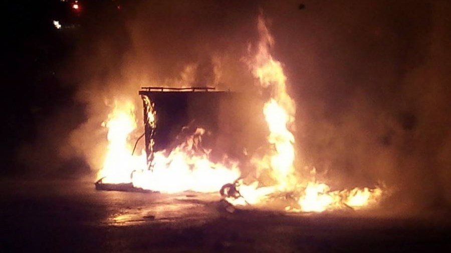 Φωτιές σε κάδους και προσαγωγές τα ξημερώματα στη Θεσσαλονίκη