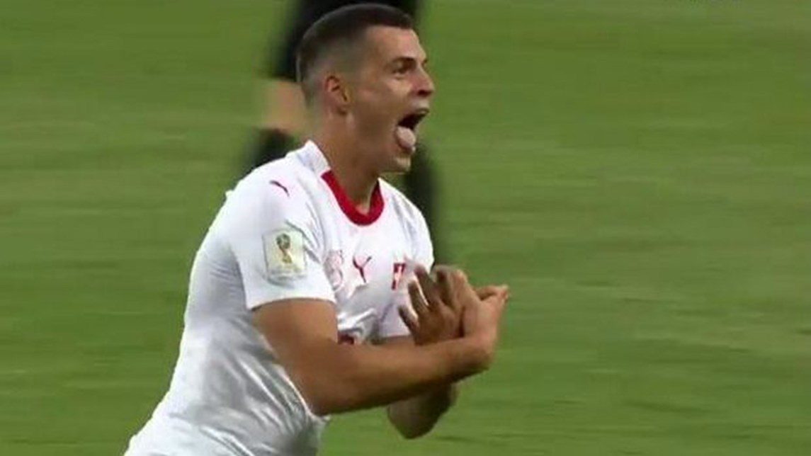 Ο έξαλλος πανηγυρισμός του Γκρανίτ Τζάκα με τον αλβανικό αετό μπροστά στους Σέρβους οπαδούς