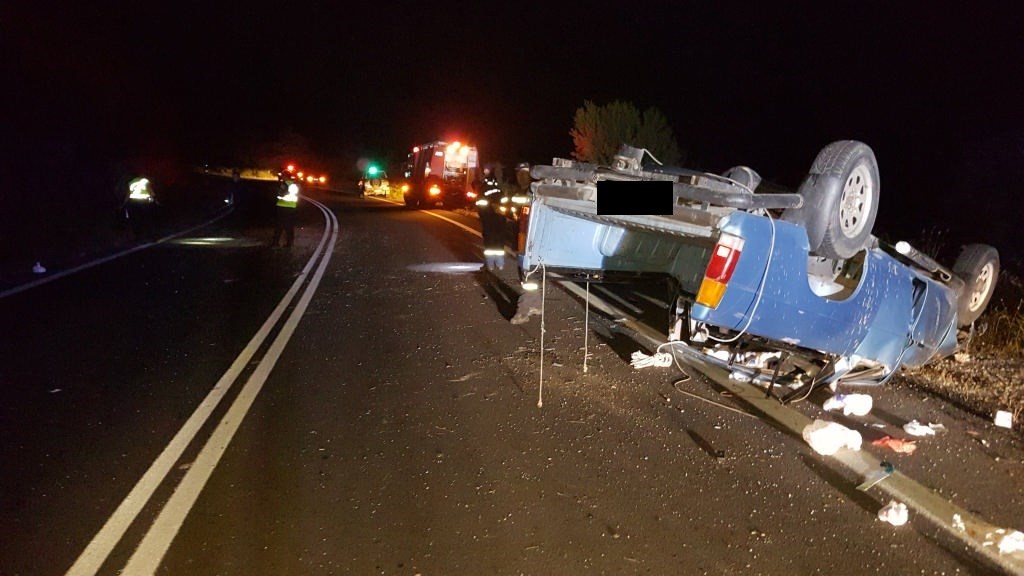 Εικόνες – σοκ: Μάχη για να κρατηθεί στη ζωή δίνει ο οδηγός του αγροτικού που ανετράπη- ΦΩΤΟ
