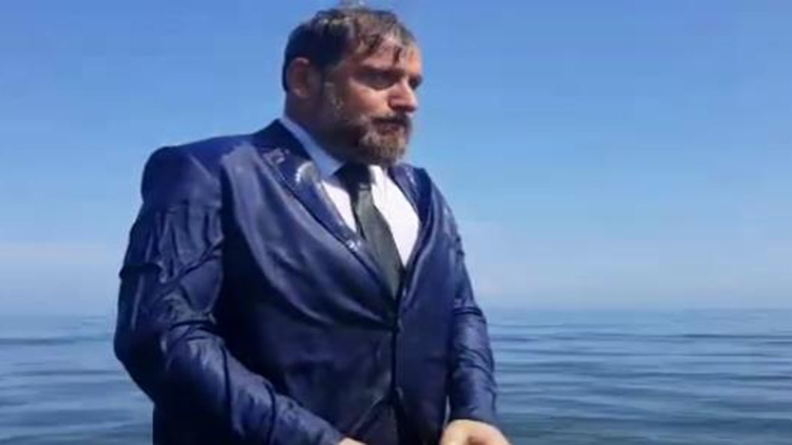 Εκλογές Τουρκία: Υποψήφιος μπήκε με το κοστούμι στην θάλασσα για λίγες ψήφους- BINTEO