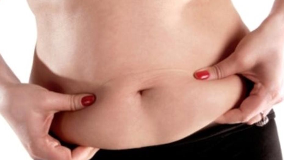 Αυτό είναι το “υπερόπλο” του καλοκαιριού – Το μυστικό που “καίει” το λίπος στην κοιλιά ενώ κοιμάστε