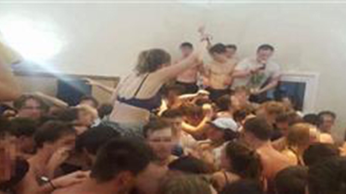 Σάλος – Πάρτι οργίων με φοιτητές στην Οξφόρδη – ΒΙΝΤΕΟ