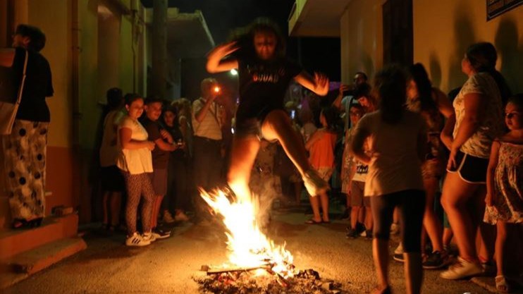 Εντυπωσιακές εικόνες από την αναβίωση του εθίμου των φανών στο κάστρο της Χίου – ΦΩΤΟ – ΒΙΝΤΕΟ